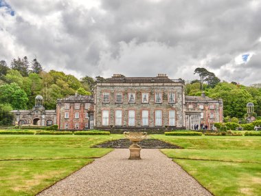 İrlanda 'da eski bir ev. Avrupa manzarası. Bantry House arka planı