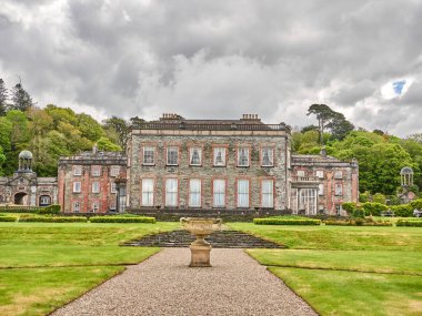 İrlanda 'da eski bir ev. Avrupa manzarası. Bantry House arka planı