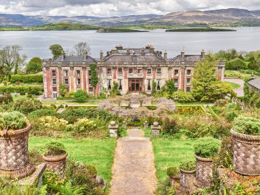 İrlanda 'da eski bir ev. Avrupa manzarası. Bantry House arka planı