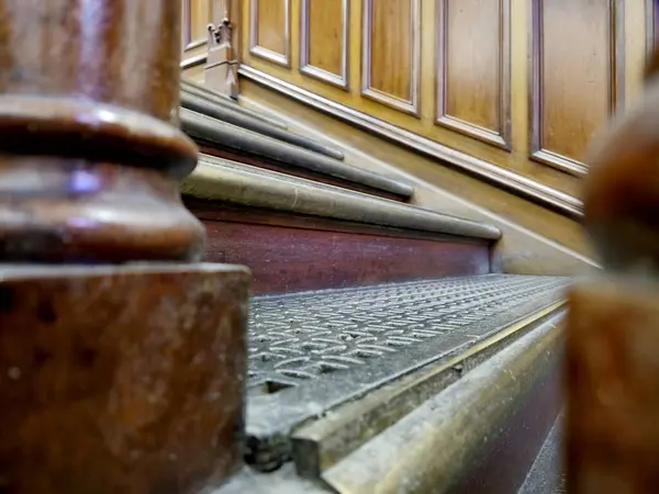 Stock image Vintage wooden stairs and railings in the old mansion interior close view background