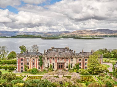 İrlanda 'da eski bir ev. Avrupa manzarası. Bantry House arka planı