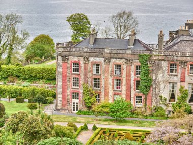 İrlanda 'da eski bir ev. Avrupa manzarası. Bantry House arka planı