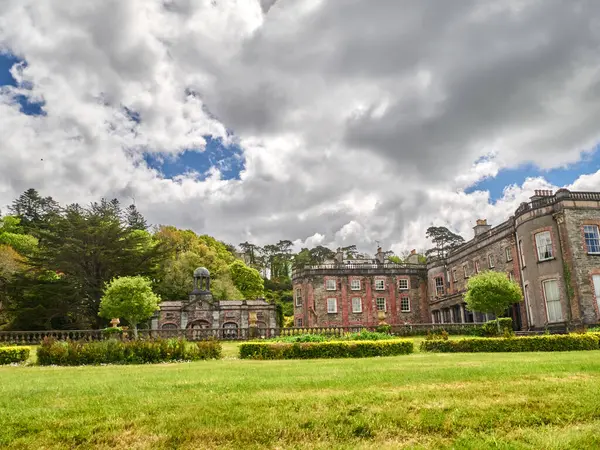 İrlanda 'da eski bir ev. Avrupa manzarası. Bantry House arka planı