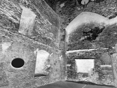 İrlanda 'daki Blarney kalesinin duvarları ve pencereleri, eski Kelt kalesi ve kalesi