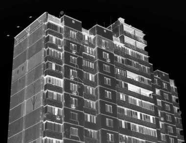 Ukrayna 'da bir yerde eski bir Sovyet apartmanı beyaz bir arka planda izole edilmiş.