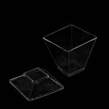 Beyaz arka planda izole edilmiş plastik bardak veya bardak, tatlı, meyve suyu veya dondurma için bir bardak