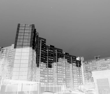 Kiev, Ukrayna 'daki modern apartman binaları mavi gökyüzü arka planında