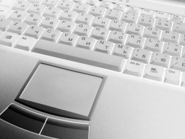 Laptop klavye kapatma arkaplanı. Rus klavyesi ve İngilizce harfler. Siyah ve beyaz fotoğraf negatif mod çizimi