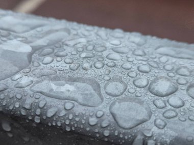 Metal bir yüzeye düşen sular, çitlere düşen yağmur damlaları.