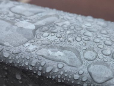 Metal bir yüzeye düşen sular, çitlere düşen yağmur damlaları.