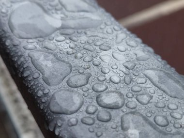 Metal bir yüzeye düşen sular, çitlere düşen yağmur damlaları.