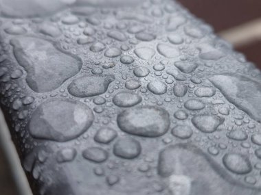Metal bir yüzeye düşen sular, çitlere düşen yağmur damlaları.