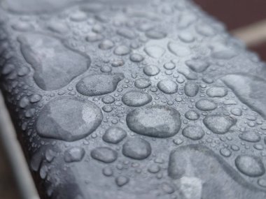 Metal bir yüzeye düşen sular, çitlere düşen yağmur damlaları.
