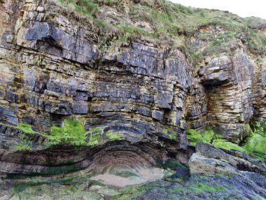 İrlanda 'daki kayalıklar ve kayalar, canlı İrlanda manzarası
