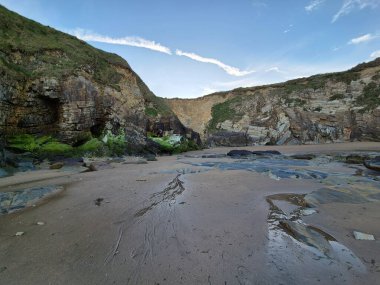 İrlanda 'daki kayalıklar ve kayalar, canlı İrlanda manzarası