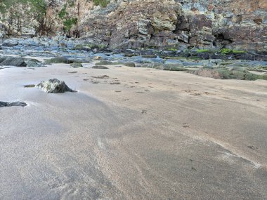 İrlanda 'daki kayalıklar ve kayalar, canlı İrlanda manzarası