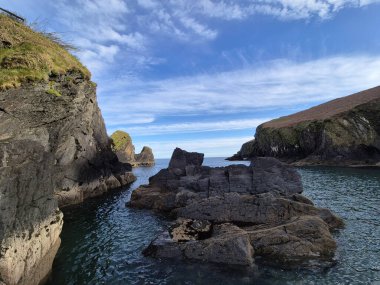 İrlanda 'daki kayalıklar ve kayalar, canlı İrlanda manzarası