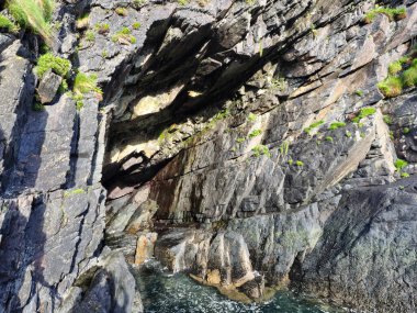 İrlanda 'daki kayalıklar ve kayalar, canlı İrlanda manzarası