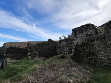 İrlanda 'daki kayalıklar ve kayalar, canlı İrlanda manzarası