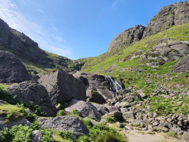 İrlanda 'da kayalar, tepeler ve şelale, doğal manzara