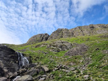 İrlanda 'da kayalar, tepeler ve şelale, doğal manzara