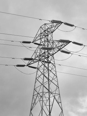 Yüksek voltajlı elektrik direği ve kablolar, elektrik iletimi siyah beyaz monokrom arka plan