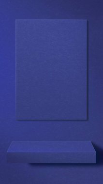Modern, minimalist bir iç mekanda yedek koltuğu olan rahat bir köşe.