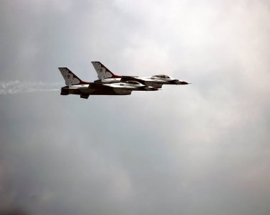 Arka planda uçak fotoğrafı var. Gökyüzü duvar kağıdında hava durumu. Uçak yakın görünümü