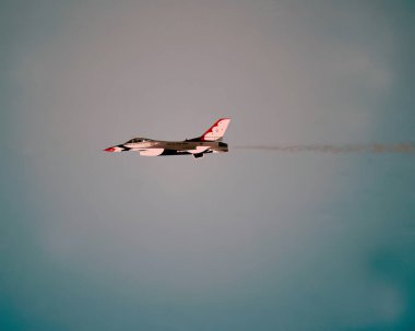 Arka planda uçak fotoğrafı var. Gökyüzü duvar kağıdında hava durumu. Uçak yakın görünümü