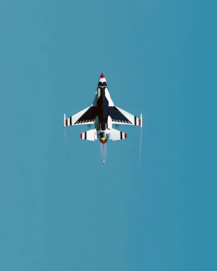 Arka planda uçak fotoğrafı var. Gökyüzü duvar kağıdında hava durumu. Uçak yakın görünümü