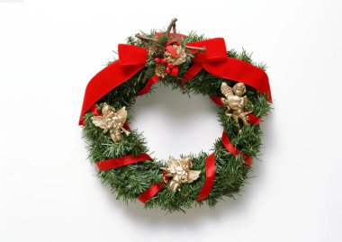 Doğal Dal ve Evergreen Süslemeleri ile Noel Çelengi
