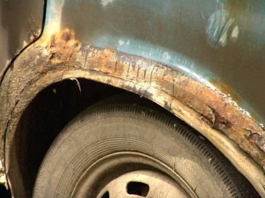 Eski Araç Tekerleği Kemeri 'nde Şiddetli Pas
