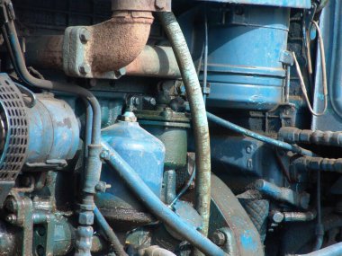 Mavi Çekici Motor Bileşenlerinin Ayrıntılı Görünümü