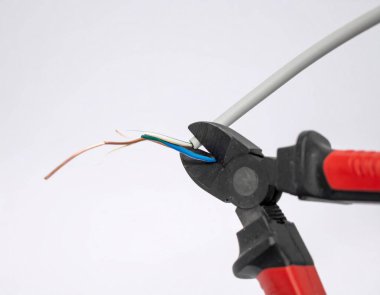 Beyaz arkaplanda penseyle internet kablosunu kes