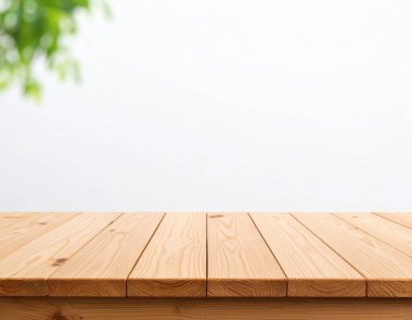 Beyaz arka planda ahşap masa. Sunumlar ve diğer tasarım amaçları için tablo modelleme şablonu