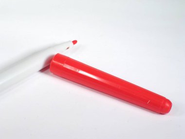 Beyaz Arkaplanda Silinmiş Kapaklı Kırmızı İşaretleyici