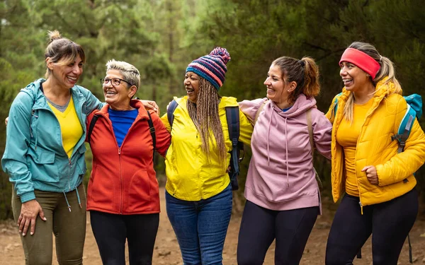 Mujeres Felices Con Diferentes Edades Etnias Divirtiéndose Bosque Aventura Viajes —  Fotos de Stock