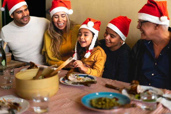 Happy Latin Keluarga Menikmati Liburan Natal Memiliki Makan Malam Bersama — Stok Foto