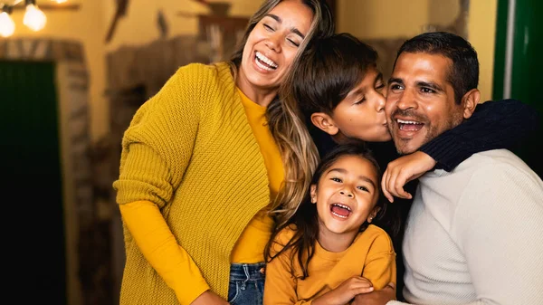 Happy Hispanik Keluarga Bersenang Senang Bersama — Stok Foto
