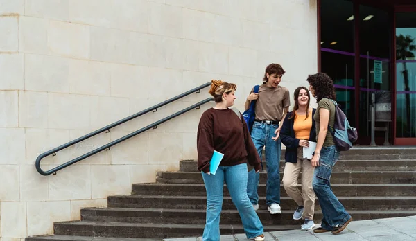 Unga Mångsidiga Studenter Lämnar Universitetet Efter Lektionen Ungdoms Och Utbildningskoncept — Stockfoto
