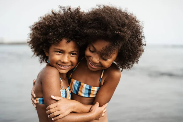 Crianças Africanas Felizes Divertindo Praia Durante Férias Verão Amor Familiar — Fotografia de Stock