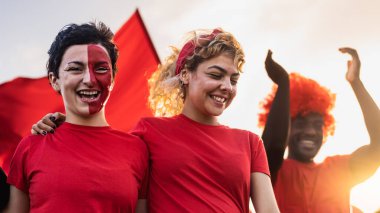 Futbol fanatikleri en sevdikleri takımı desteklerken eğleniyorlar - futbol sporu eğlence konsepti