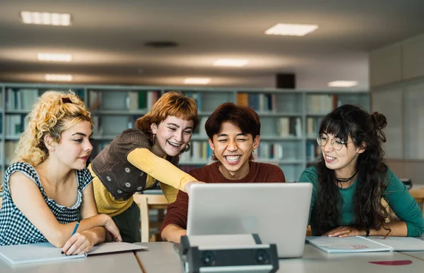 Unga Universitetsstudenter Som Använder Bärbar Dator Och Studerar Med Böcker — Stockfoto