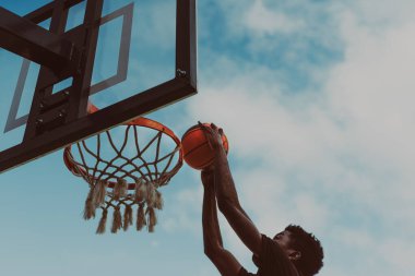 Genç Afrikalı Amerikalı adam dışarıda basketbol oynuyor - Şehir sporları yaşam tarzı konsepti