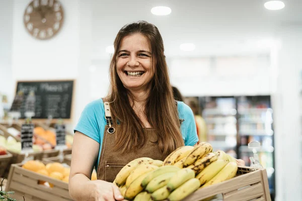 Wanita Bahagia Yang Bekerja Dalam Supermarket Memegang Kotak Yang Berisi — Stok Foto