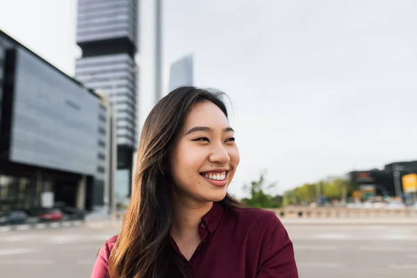 Wanita Bisnis Asia Yang Bahagia Luar Kantor Perusahaan — Stok Foto