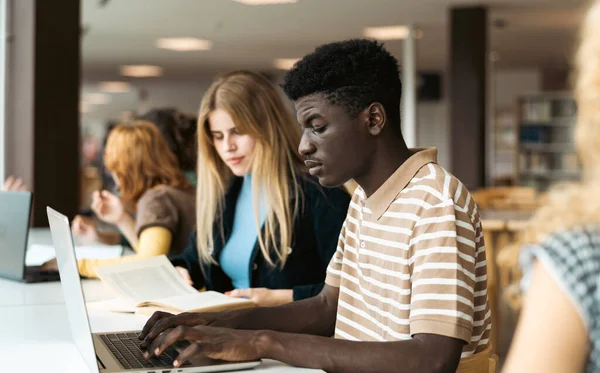 Jovens Que Estudam Juntos Biblioteca Universitária Conceito Educação Escolar — Fotografia de Stock
