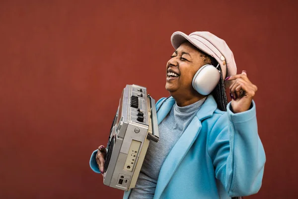 Glad Trendig Senior Afrikansk Kvinna Som Dansar Medan Lyssnar Musik — Stockfoto
