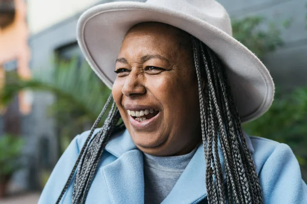 Wanita Afrika Senior Yang Bahagia Bersenang Senang Kota Konsep Orang — Stok Foto