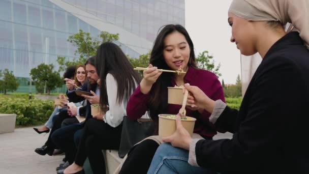 Multirassische Geschäftsleute Machen Eine Pause Und Essen Eine Mahlzeit Außerhalb — Stockvideo